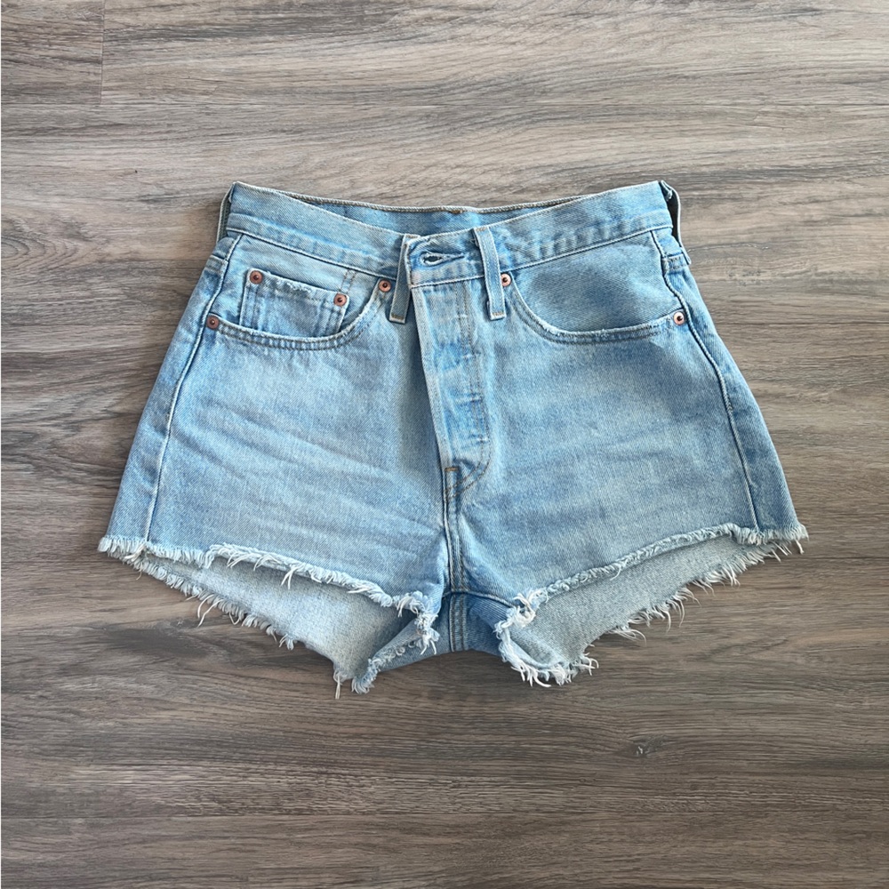 NWOT Levi’s 501 original shorts NWOT Light blue